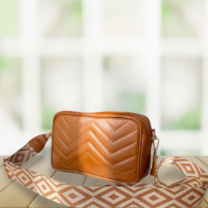 Bolso artesanal en tonos cálidos inspirado en los atardeceres y el arte indígena Zenú. Perfecto para un look natural con raíces.