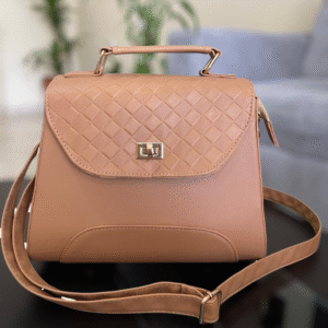 Bolso en tonos miel claro, suave y femenino. Ideal para looks naturales con un toque dorado y sofisticado.