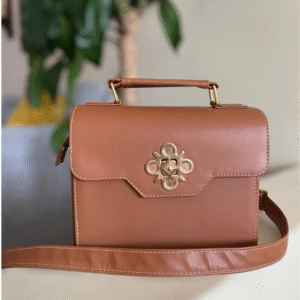 Bolso color canela con diseño entre clásico y atrevido. Detalles brillantes que evocan calidez y elegancia especiada.