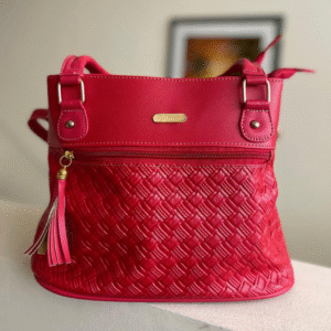 Bolso rojo vibrante con texturas llamativas. Perfecto para mujeres decididas que caminan con poder.