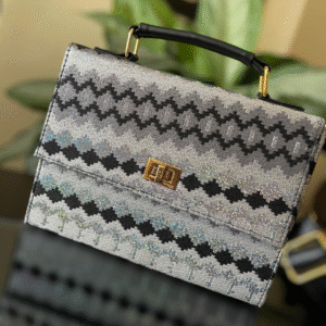 Bolso elegante con textura plateada suave y brillante. Perfecto para quienes buscan brillar con distinción y sutileza.