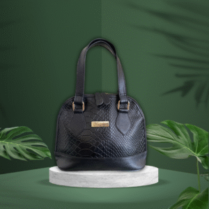 Bolso negro intenso con detalles dorados. Un homenaje a la belleza afro y la fuerza de la herencia cultural.