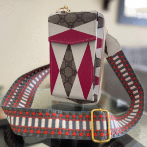 Bolso dorado con textura tribal inspirado en culturas ancestrales. Ideal para iluminar cualquier outfit con un toque de elegancia étnica.