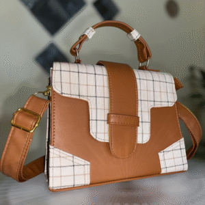 Bolso claro de textura tejida que evoca calma y frescura. Inspirado en paisajes serenos y elegancia sin esfuerzo.