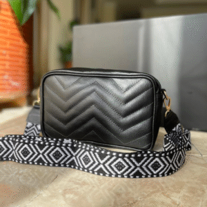 Bolso con diseño geométrico étnico y tonos cálidos. Ideal para destacar con fuerza y estilo propio.