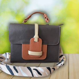 Bolso en tonos tierra que conecta con lo ancestral. Diseño sobrio y elegante, ideal para mujeres que valoran sus raíces.